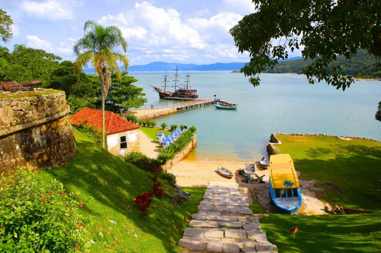 Ilha de Anhatomirim Florianopolis Floripa Praia de Canasvieiras Veleiros da Ilha Governador Celso Ramos Ponte Hercílio Luz passeios de escuna Ilha de Santa Catarina