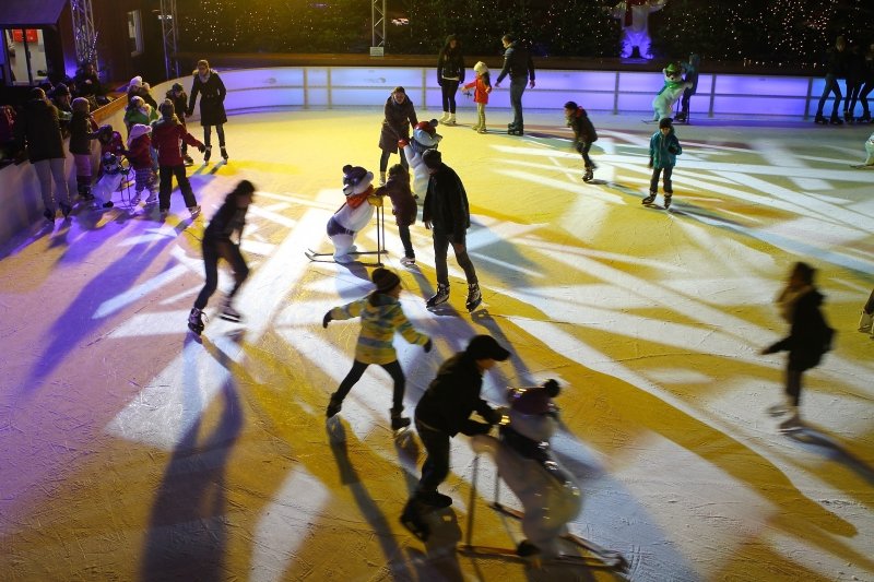Ringue de patinagem na Karlsplatz Stachus - centro de Munique