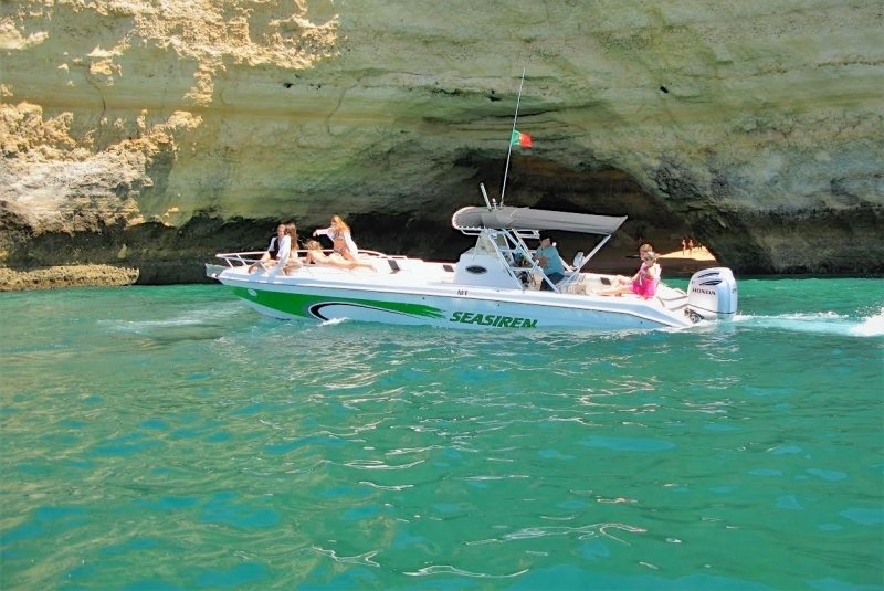 passeio de barco pelas grutas de Lagoa