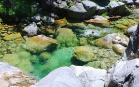 Saiba como ir à Cascata das Lagoas da Mata da Albergaria, um dos lugares mais bonitos do Parque Nacional Peneda-Gerês. Trilho e percurso pedestre