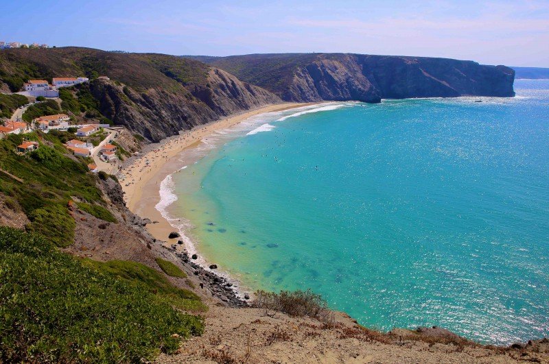 Limpeza na Praia da Arrifana e nas falésias marcada para domingo